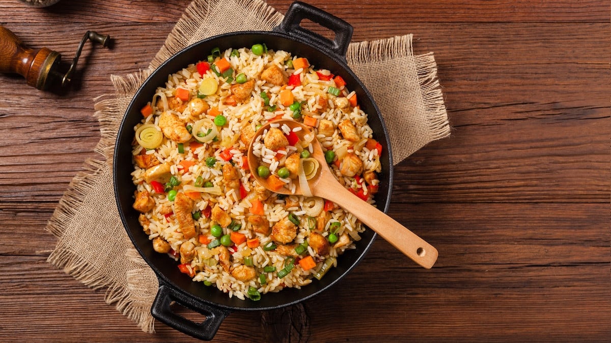 Bowl de riz sauté au poulet et aux légumes d'hiver : le plat complet, sain, ultra-réconfortant et rapide à faire
