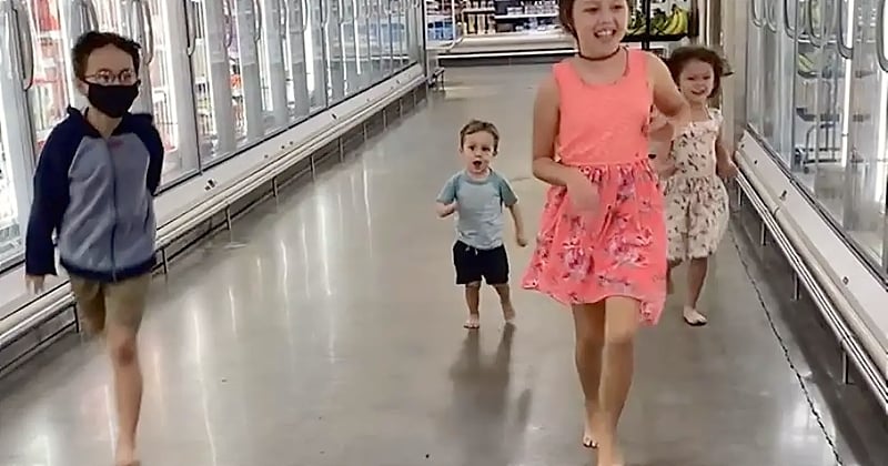 Manger du sable, se raser la tête, dans cette famille, cette maman laisse les enfants faire tout ce qu'ils veulent