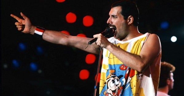 Il y a 25 ans, le monde pleurait la mort de Freddie Mercury. Pour rendre hommage à sa voix extraordinaire, quelqu'un a effacé le fond sonore d'un live de « We Are The Champions » : écoutez, vous allez avoir des frissons !