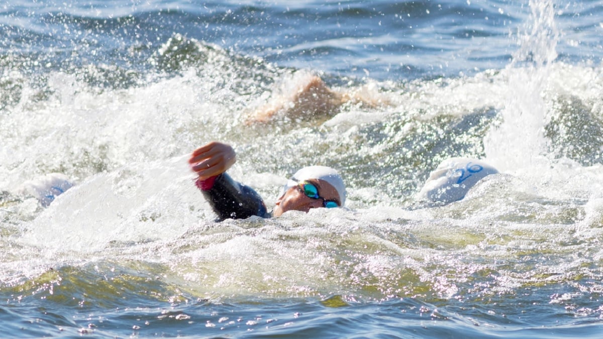 À 74 ans, cette championne de France de nage en eaux vives remet son titre en jeu pour «battre les jeunes»