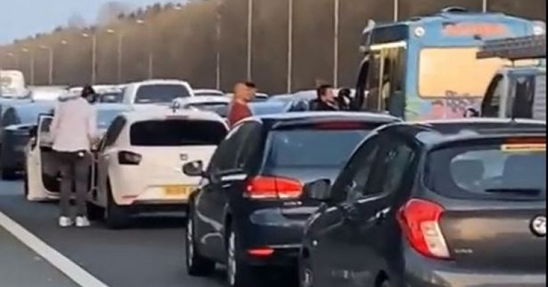 Sur l'autoroute, des conducteurs font la queue devant un camion de glaces bloqué dans les bouchons