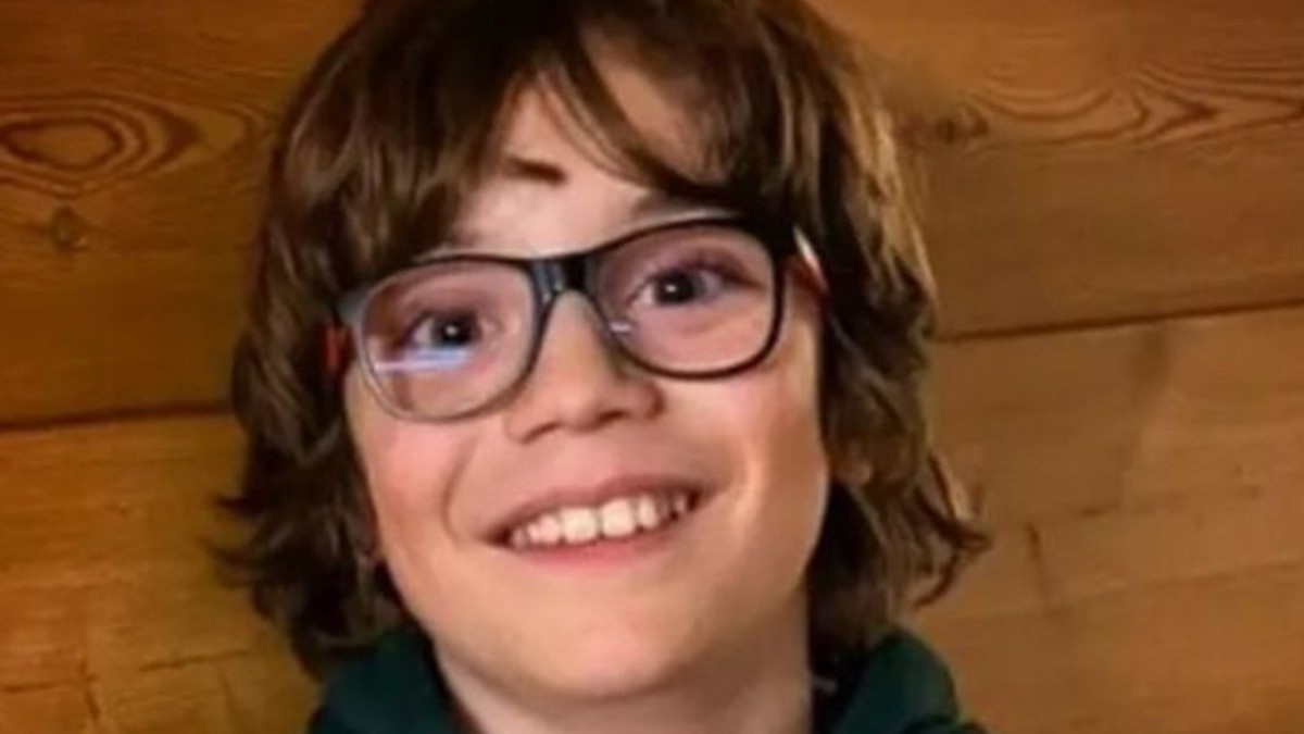Un enfant de 11 ans jeté injustement d'un bus et obligé de marcher 6 km dans le froid, il reçoit le plus beau des cadeaux