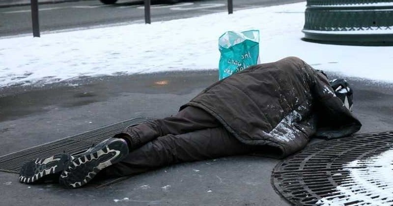 Ne les ignorez pas : une association publie la liste des 501 SDF morts dans la rue au cours de l'année 2016. Un cimetière éphémère a été installé à Paris pour honorer leur mémoire