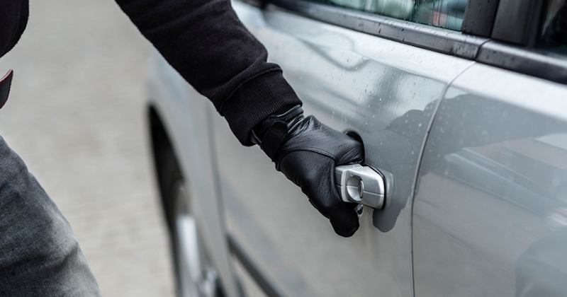 Relâché par la police après un vol de voiture, il vole un autre véhicule à 200 mètres du commissariat 