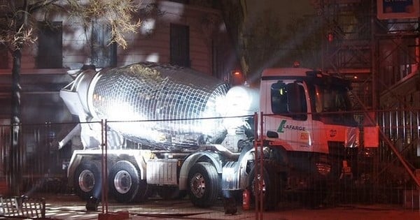 Cet artiste Français a transformé un camion-toupie en une boule à facettes géante... Et il faut voir la machine en action, c'est dingue !