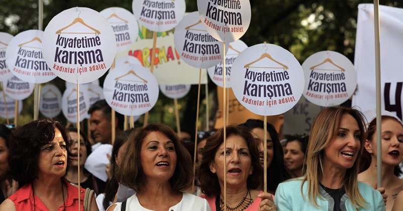 En Turquie, les femmes manifestent avec le slogan «Touche pas à mes vêtements», pour avoir le droit de s'habiller comme elles veulent