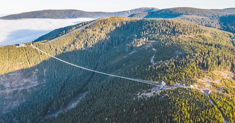 Long de 721 mètres, le plus long pont suspendu du monde vient d'être inauguré en République tchèque