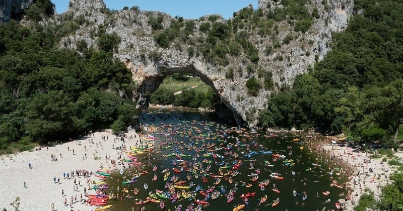 Une photographe dévoile l'envers du décor des lieux touristiques détruits par le surtourisme