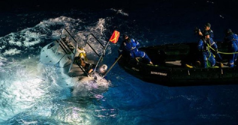 Il établit un nouveau record de plongée sous-marine et découvre des déchets plastiques au fond de l'océan 