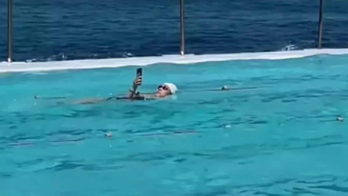 À la piscine, elle nage en scrollant sur son téléphone, son geste « triste » suscite un vif débat en ligne 