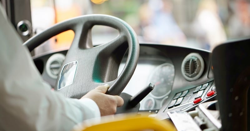 Un collégien prend le contrôle du bus scolaire après que leur chauffeur ait fait un malaise au volant
