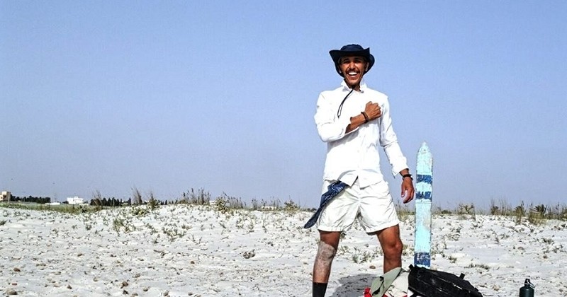 En Tunisie, cet homme traverse les plages du pays pour les nettoyer malgré la chaleur étouffante