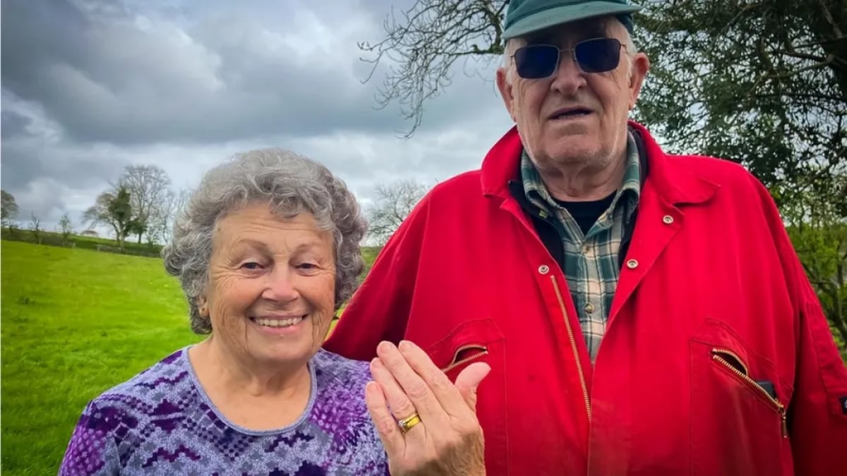 Elle perd sa bague de fiançailles et la retrouve dans un champ 54 ans plus tard