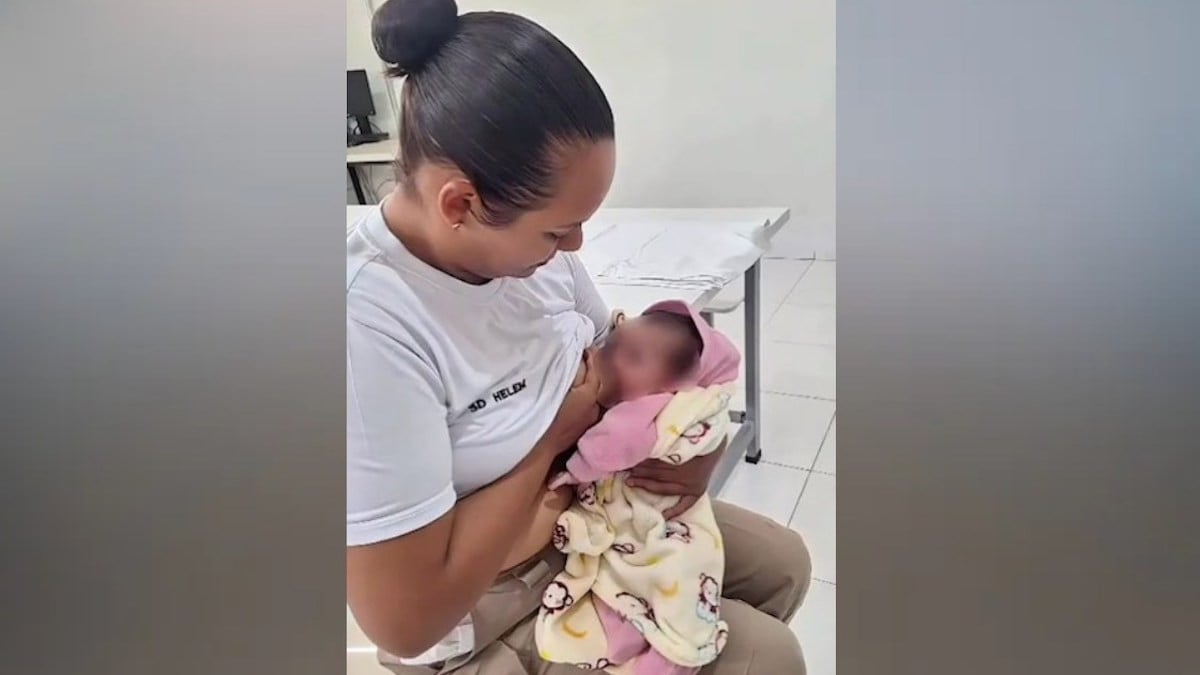 Une policière allaite un bébé abandonné que sa mère avait jeté... dans un égout