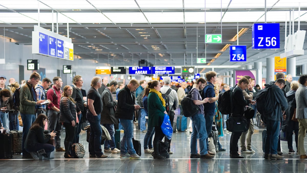 Il tente d'embarquer à bord d'un avion avec le... cadavre de sa femme dans un fauteuil roulant