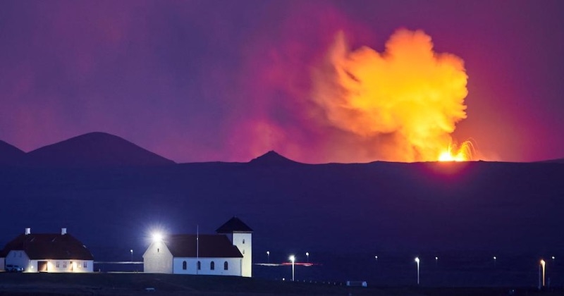 Des geysers de lave spectaculaires jaillissent d'un volcan, en Islande