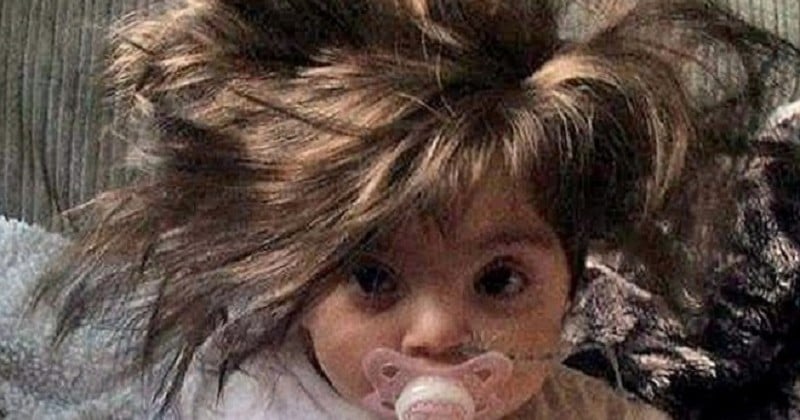 À seulement 8 mois, ce bébé aux cheveux super longs est devenu une star des réseaux sociaux... Elle est trop chou !