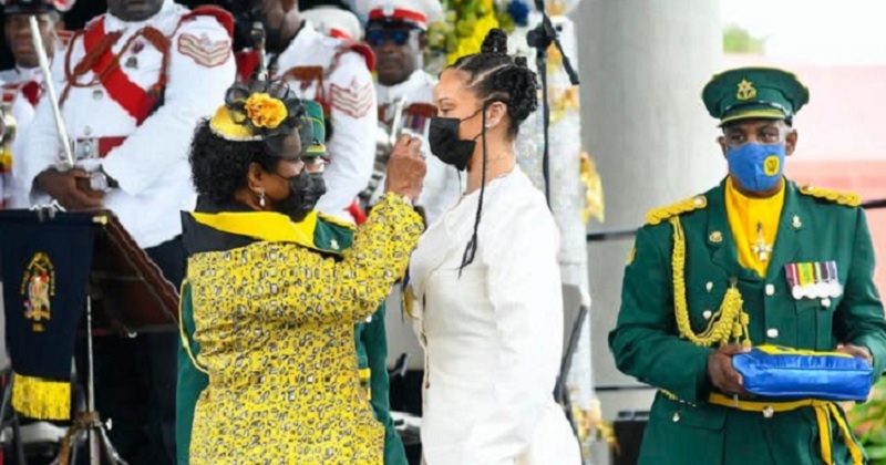 Rihanna est devenue « héroïne nationale » de La Barbade lors d'une cérémonie célébrant la nouvelle République	