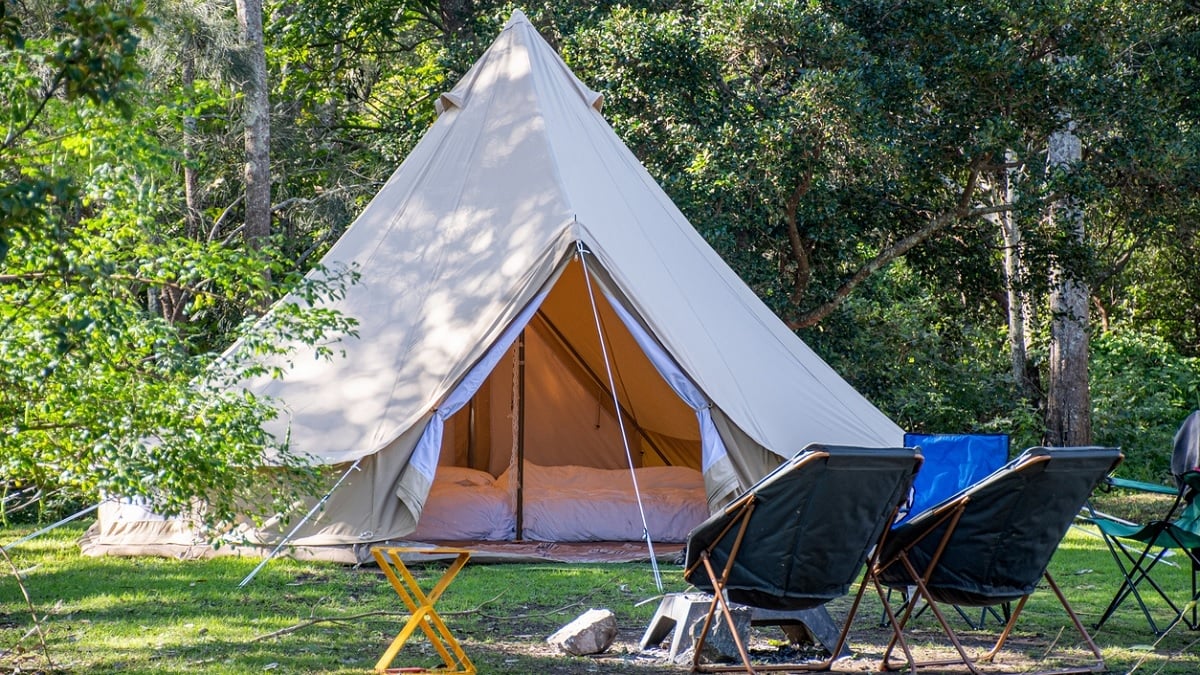 Face au boum du glamping, des groupes hôteliers proposent désormais des réservations dans des tentes et cabines pour les vacances