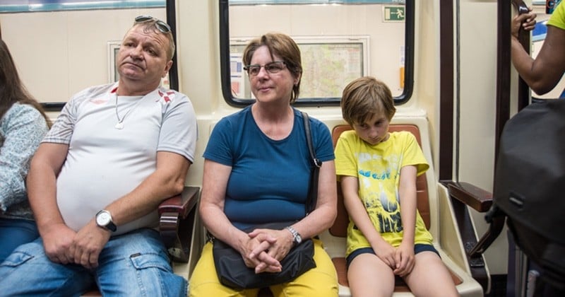 Le manspreading bientôt interdit dans le métro parisien ?