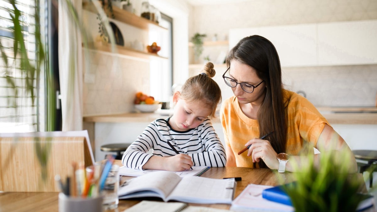 Est-il interdit de donner des devoirs à faire à la maison aux enfants après l'école ?