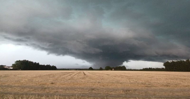 Vaucluse : il assiste à une tornade tout droit sortie d'un film catastrophe et l'immortalise en photos