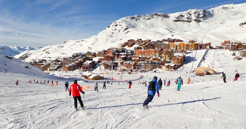 Isolement et contrôles aux frontières : les mesures envisagées pour les Français qui souhaiteraient skier à l'étranger