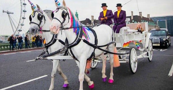 Londres met en place des calèches tractées par des licornes pour remplacer ses taxis