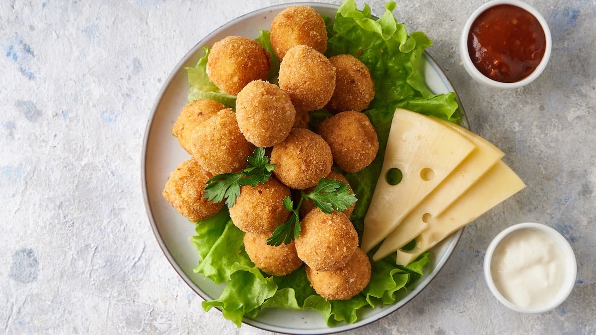 15 minutes de préparation, 4 ingrédients et 0 gaspillage : on fond pour les croquettes de pommes de terre au fromage !