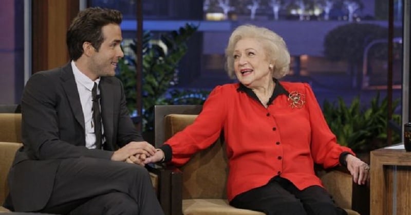 Les personnalités de Hollywood rendent hommage à l'icône Betty White, décédée à 99 ans