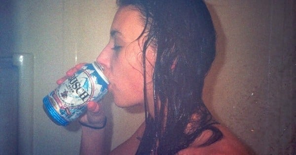 16 raisons pour lesquelles on devrait tous essayer de boire une bière dans la douche !