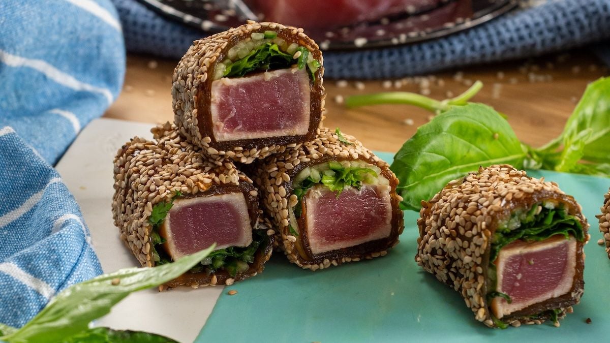 Essayez ces rouleaux de printemps façon tataki de thon, une bouchée pleine de fraîcheur et de saveurs !
