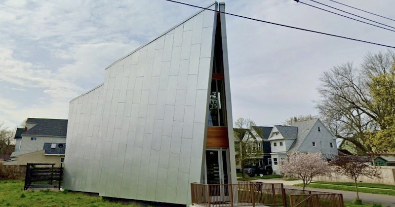 À 84 ans, un artiste construit une superbe maison triangulaire et décide de la vendre pour se lancer un nouveau défi