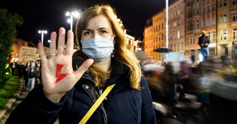 Face à la gronde des femmes, le gouvernement polonais suspend la loi anti-avortement 