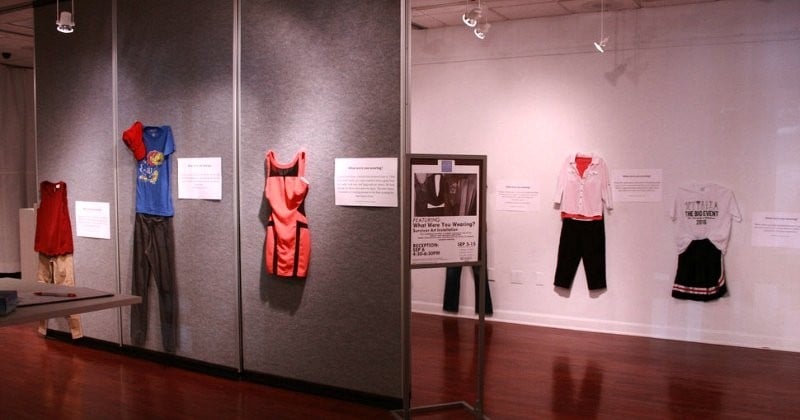 « Tu étais habillée comment ? », l'expo qui prouve qu'il n'y a aucun rapport entre le viol et les vêtements des victimes