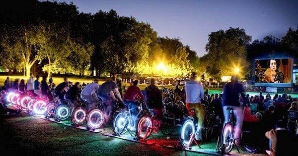 Ce cinéma en plein air propose aux spectateurs de... pédaler, pour voir la suite !