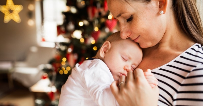 Elle donne naissance à un petit garçon le soir de Noël sans savoir qu'elle était enceinte