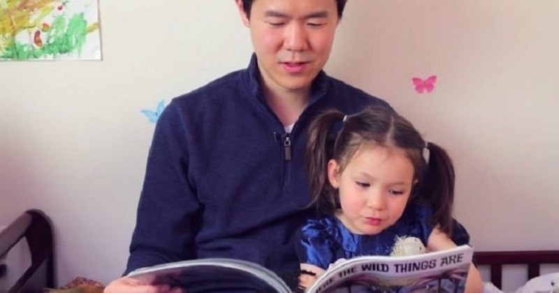 À cause des livres, une petite fille dit qu'elle ne veut plus être Chinoise... Son père décide d'en faire un juste pour elle !