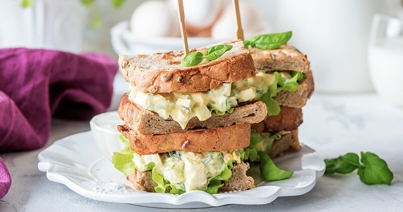 Sandwich pain de mie, crudités et fromage frais