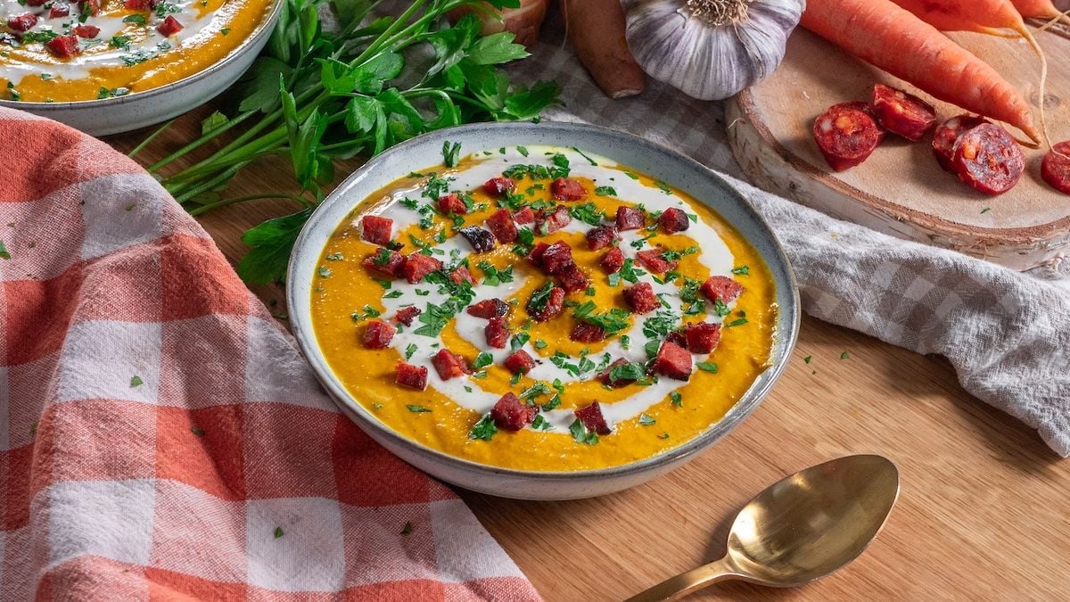 Laissez-vous emporter par la douceur de cette soupe aux carottes et patates douces relevée au chorizo !