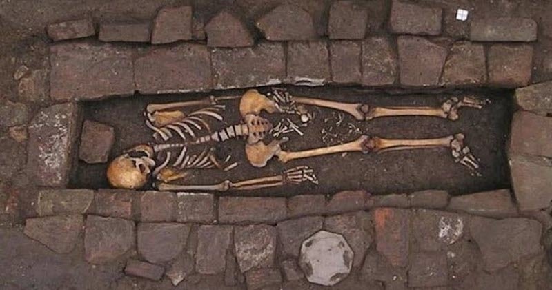 Italie : après avoir été enterrée, cette maman a accouché de son bébé... dans sa tombe