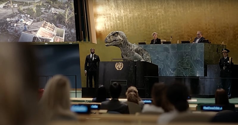 Vidéo : un vélociraptor s'invite au siège de l'ONU pour faire entendre aux humains qu'il faut agir pour le climat