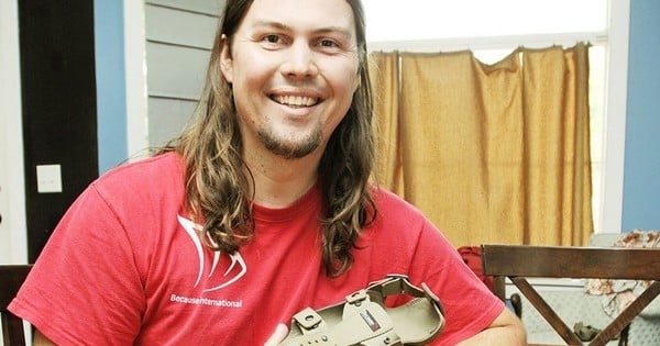 Un homme invente une chaussure pour enfant qui peut tenir 5 ans et faire 5 tailles différentes ! Une belle invention pour les plus défavorisés 