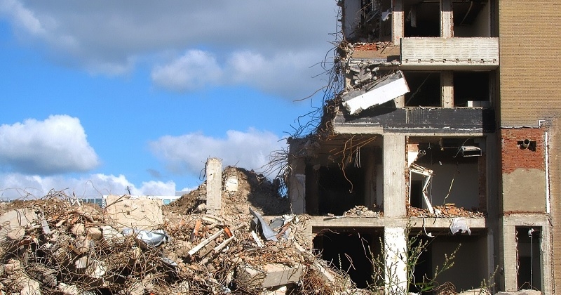 Ce couple de propriétaires a appris la destruction de son immeuble le jour de sa démolition