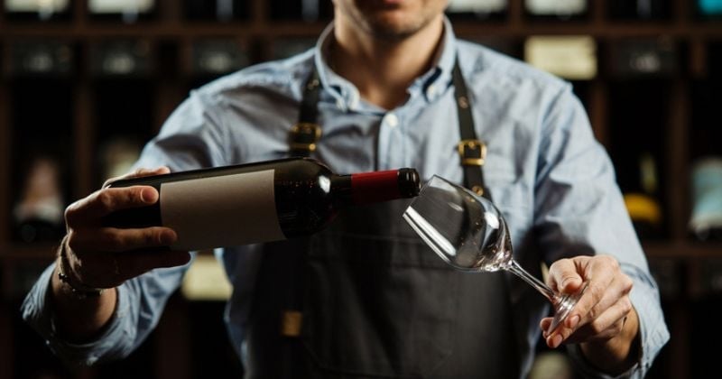 Ils mettent de la piquette à 2,50 € dans une bouteille de grand cru... et remportent un concours de vin