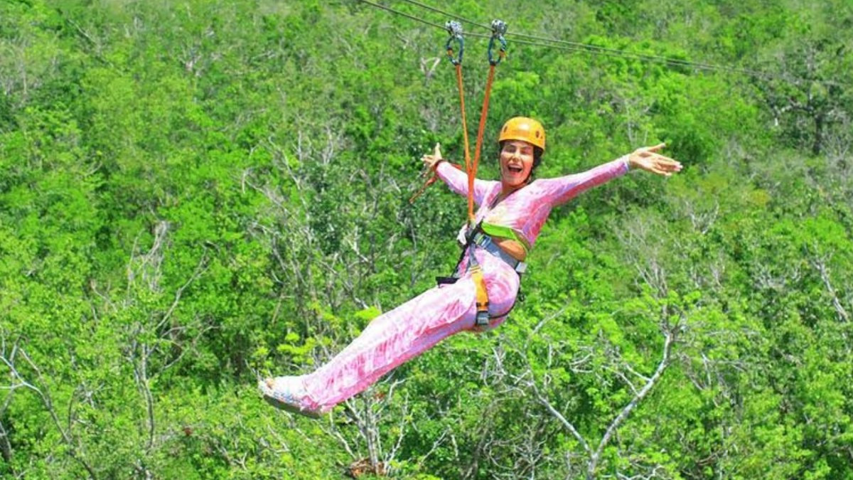 Catherine Wieland en train de faire de la tyrolienne au Mexique 
