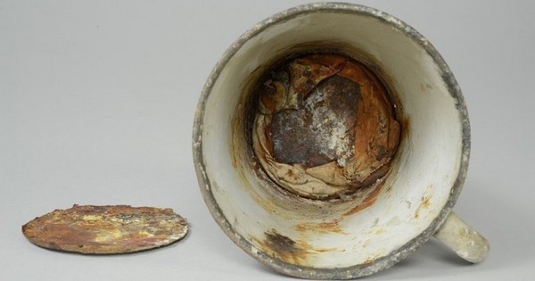 Incroyable ! Cette tasse a caché un précieux trésor pendant plus de 70 ans, à Auschwitz