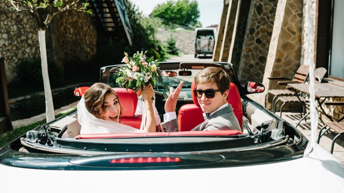 Des mariés dans une voiture