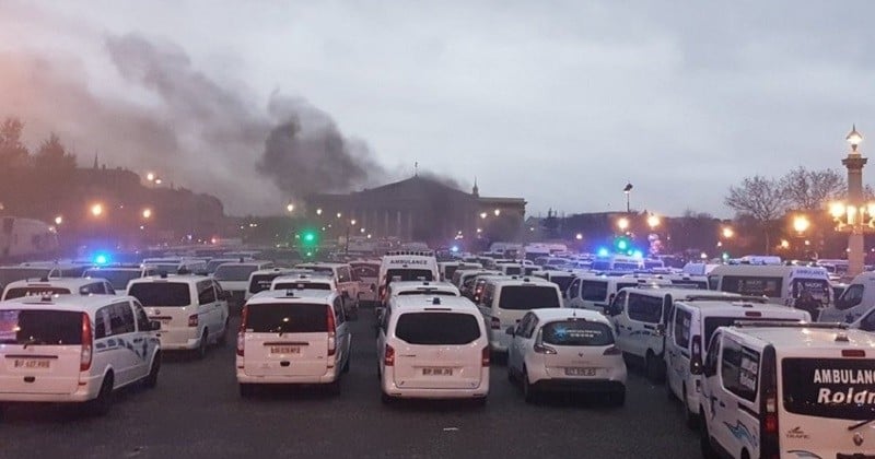 Les ambulanciers manifestent contre « l'ubérisation » de leur métier devant l'Assemblée nationale