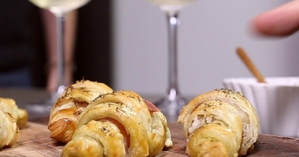 Pour le Nouvel An, succombez au Martini Brut over ice et ses mini-croissants au pesto, au jambon de Parme et au chèvre frais